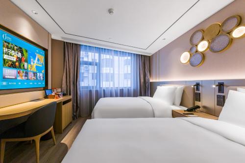 Una cama o camas en una habitación de Orange Hotel Shanghai Xujiahui Stadium