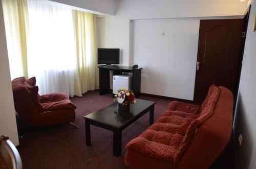 a living room with two chairs and a coffee table at Hotel Europolis in Tulcea