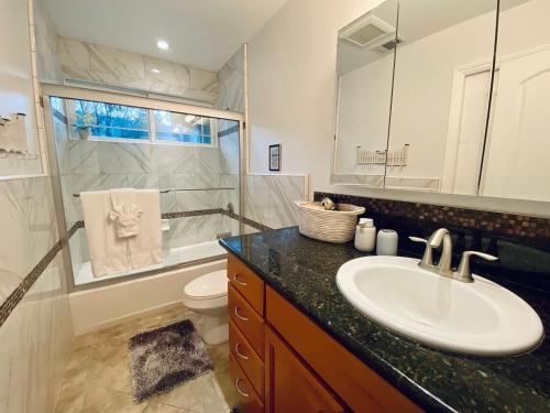 Koupelna v ubytování Mountain Escape, Yosemite South Gate House with Hot Tub, Views & Game Room, Near town