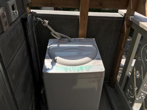 a toilet sitting on top of a trash can at Shimanchu Guest House Yuien in Nanjo