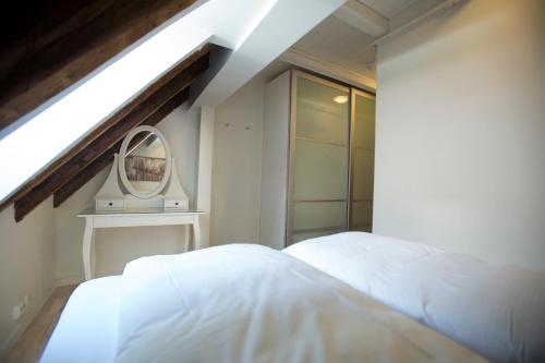 Кровать или кровати в номере Frogner House - Sølvberggata 17