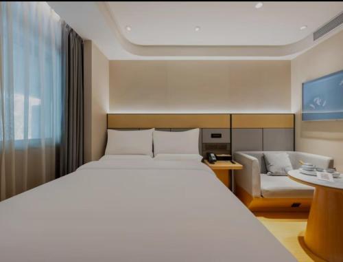 Un pat sau paturi într-o cameră la JI Hotel Beijing South Railway Station Jiaomen West Subway Station