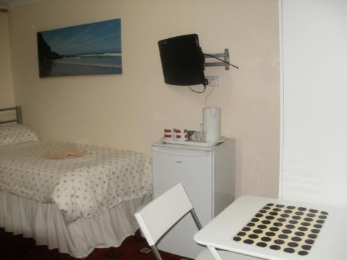 TV a/nebo společenská místnost v ubytování London Heathrow Guesthouse