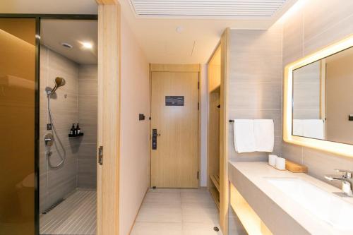 JI Hotel Shanghai North Hi-Tech Industrial Park في شانغهاي: حمام مزود بدش ومغسلة