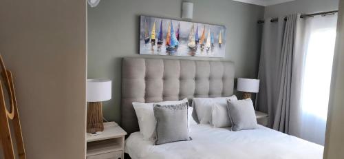 Ένα ή περισσότερα κρεβάτια σε δωμάτιο στο Sunset Heights 23 Coastal Sanctuary