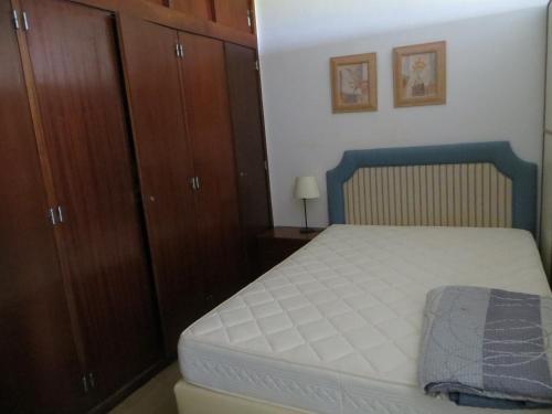 ヴィラモウラにあるVilamoura Guest House Planaltoのベッドルーム1室(ベッド1台付)、