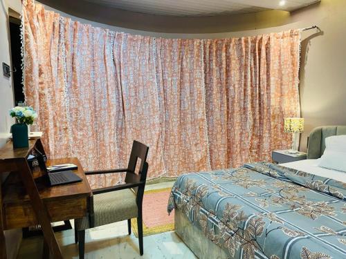 Postel nebo postele na pokoji v ubytování Bombay Breeze 3BHK Cosy Spacez Luxury Villa