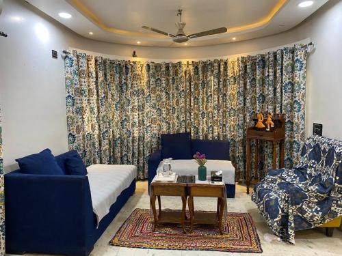 Posezení v ubytování Bombay Breeze 3BHK Cosy Spacez Luxury Villa