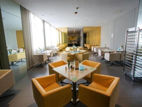 a dining room with tables and chairs in a building at Jinjiang Inn Xuzhou Jinshanqiao Development Zone Dongshan Road in Xuzhou