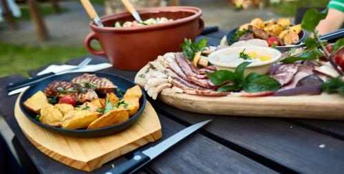 ZblewoDworek Tucholski的桌子上有两盘食物