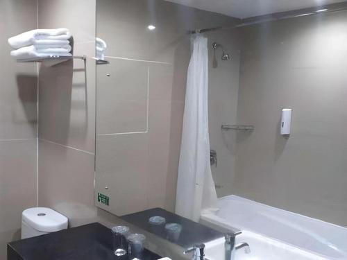 Koupelna v ubytování Grand Hawaii Hotel Pekanbaru