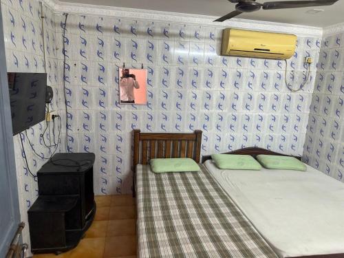 Ένα ή περισσότερα κρεβάτια σε δωμάτιο στο Sarathy Lodge