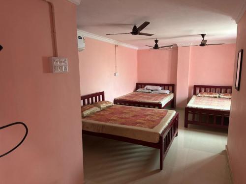 Ένα ή περισσότερα κρεβάτια σε δωμάτιο στο Sarathy Lodge