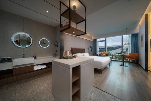 Postel nebo postele na pokoji v ubytování Manju Hotel