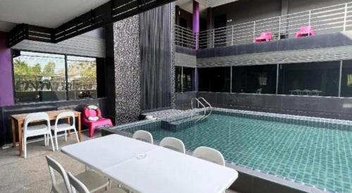 Bazén v ubytování Nangfa Mini Hotel nebo v jeho okolí