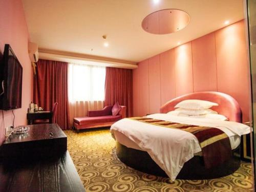 una habitación de hotel con una cama grande y una silla en Goldmet Inn Wuxi Gonghu Avenue Wanxiangcheng, en Wuxi