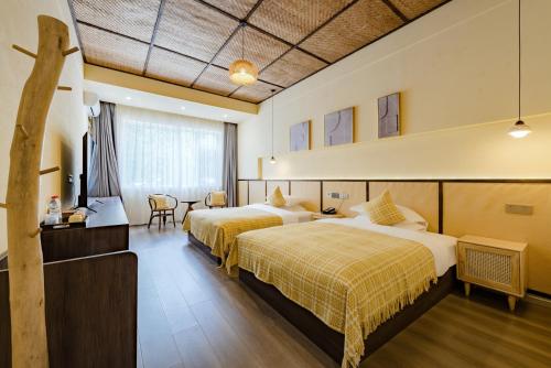 Postel nebo postele na pokoji v ubytování Huazhu Luxury Peach Blossom Ridge Homestay