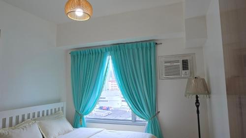 Postel nebo postele na pokoji v ubytování 8 Adriatico Condotel Unit Facing Manila Bay