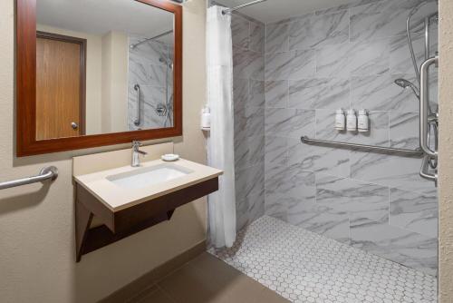 Ένα μπάνιο στο Wingate by Wyndham Pittsburgh New Stanton