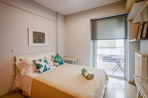 une petite chambre avec un lit et une fenêtre dans l'établissement Athens Riviera Luxury Voula Residence, à Athènes