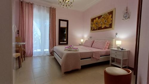 Ένα ή περισσότερα κρεβάτια σε δωμάτιο στο Boat dreams , garden relax