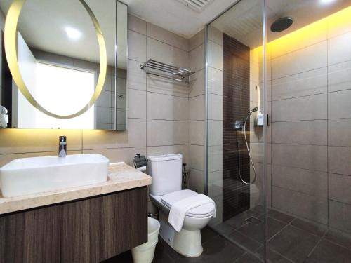 a bathroom with a toilet and a sink and a shower at Genting SmokyColdInn1R1B AT Ion Delemen in Genting Highlands