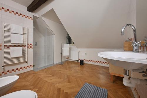 un bagno con lavandino e WC di White Swan Boutique Apartments a Praga