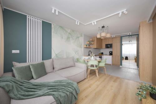 Stylish Apartment with Air Conditioning and a Workspace in the City Center of Warsaw by Noclegi Renters