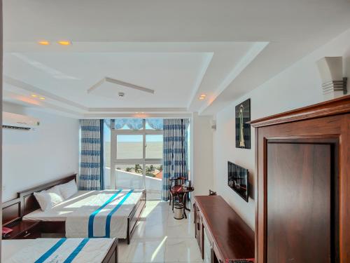 um quarto grande com uma cama e uma janela em Khu Nghỉ Dưỡng Đoàn 298 Khu 7 Tầng em Long Hai