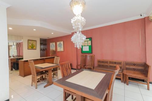 BagongpatarにあるRedDoorz near Gubeng Station Surabayaのギャラリーの写真