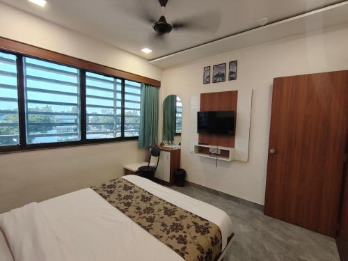 Postel nebo postele na pokoji v ubytování Hotel Earth Inn, Subhash Bridge, RTO Circle, Ahmedabad