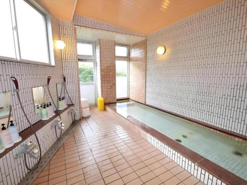 a large bathroom with a swimming pool in a room at Anori Seaside Hotel in Ōsasu