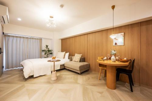 GIVE Meidaimae في طوكيو: غرفة فندق مع سرير وطاولة