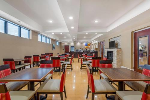 een restaurant met tafels en stoelen en een open haard bij Comfort Suites Savannah Gateway I-95 in Savannah
