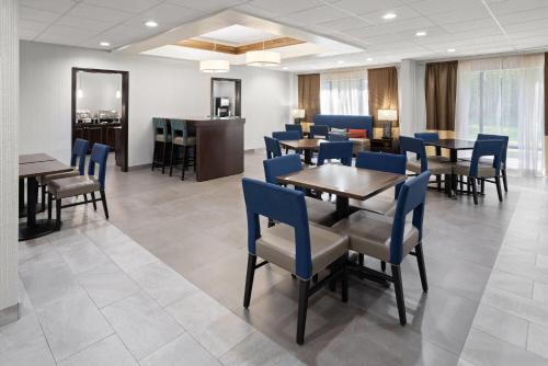 een eetkamer met blauwe stoelen en tafels bij Wingate by Wyndham Buckhannon in Buckhannon