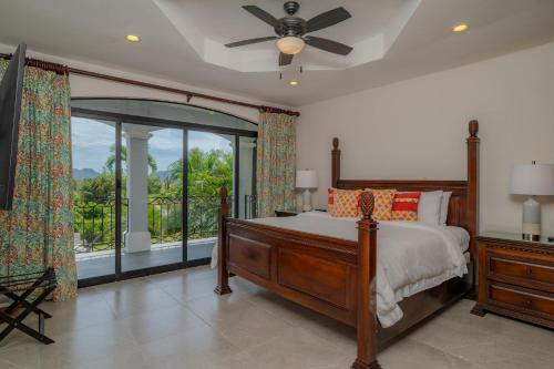 Postel nebo postele na pokoji v ubytování Casa Patron 6 bdrs pool in Los Suenos