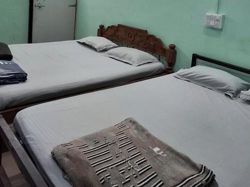 two twin beds in a room withthritisthritisthritisthritisthritisthritisthritisthritisthritis at coastal beach front stay in Gokarna