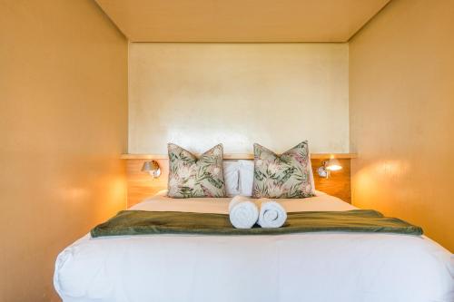 una camera da letto con un letto con due asciugamani sopra di Glencoe 40 a Città del Capo