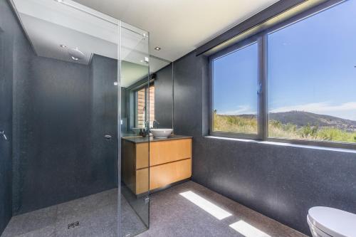 un bagno con doccia in vetro e lavandino di Glencoe 40 a Città del Capo