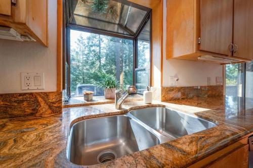 Kuchyň nebo kuchyňský kout v ubytování Arnold A Frame Cabin with Hot Tub and Guest Suite