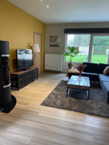TV a/nebo společenská místnost v ubytování charmante vakantiewoning nabij Brugge