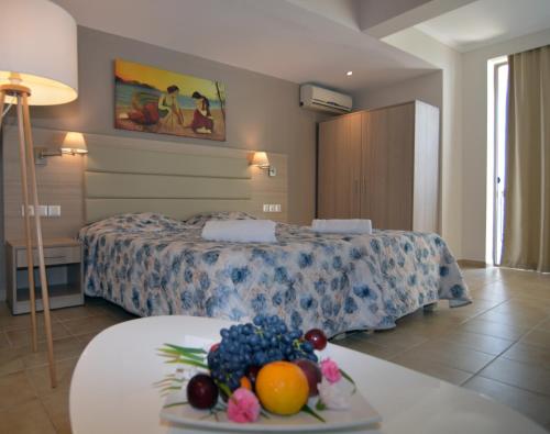 Un pat sau paturi într-o cameră la Belvedere Hotel