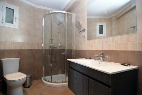 y baño con ducha, lavabo y aseo. en Belvedere Hotel, en Benitses