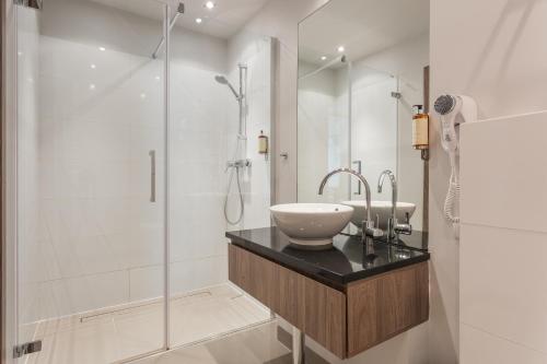 a bathroom with a sink and a shower at Oxygen Residence in Warsaw