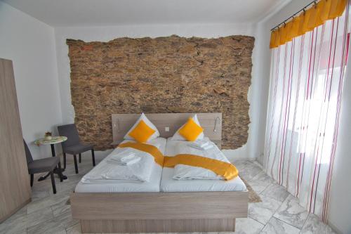 Postel nebo postele na pokoji v ubytování Hotel Sächsischer Hof in Scheibenberg