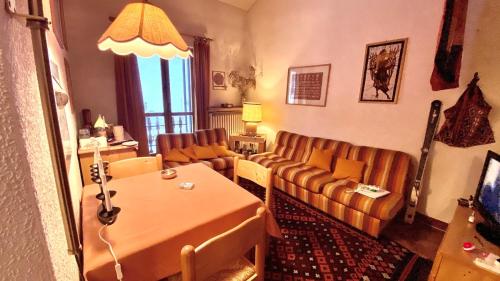 un salon avec un canapé et une table dans l'établissement Facing the Sestriere Ski Slopes, à Borgata Sestriere