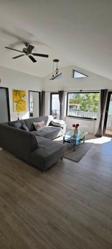 a living room with a couch and a table at Villa Levilia in Strullendorf