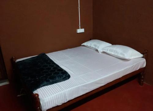 En eller flere senge i et værelse på Magizh Kudil The Mud House