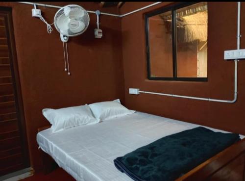 En eller flere senge i et værelse på Magizh Kudil The Mud House