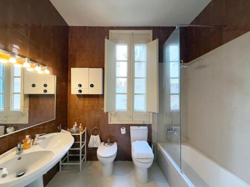 une salle de bain avec un lavabo, des toilettes et une baignoire dans l'établissement Ca La Manso, à Sitges